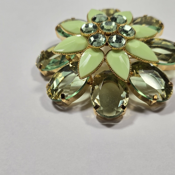 Gold Tone Trim Light Green Floral Glass Crystal Brooch - Picture 15 of 16